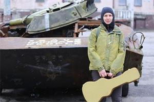 Бабченко о новом клипе Чичериной: Шансон в камуфляжной замполитовской тужурке