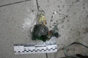 В Киеве ночью метнули бутылку с неизвестным веществом в фасад здания общественной организации