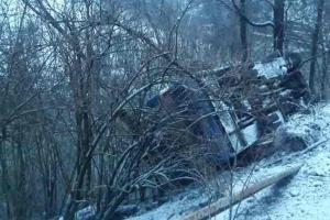 На Закарпатье автобус с пассажирами перевернувшись, едва не улетел в пропасть