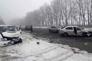 В Винницкой области "Skoda" вылетела на "встречку": 6 человек пострадали, разбиты 3 авто