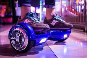 В США 3-летняя девочка погибла и еще 2 ребенка ранены в результате взрыва гироскутера