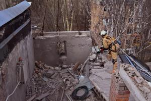 Спасатели ликвидируют последствия обстрелов жилых кварталов в Авдеевке