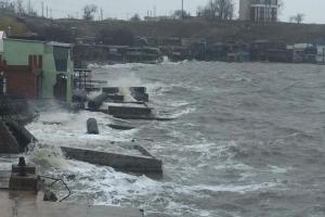 Сильный шторм гоняет по морю трубы со стройки Керченского моста
