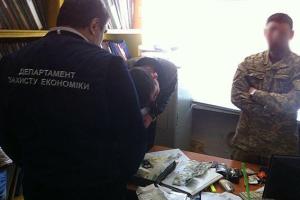 В Запорожье на взятке погорел военный комиссар: при обыске была найдена печать с гербом РФ