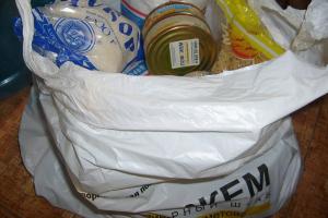 Жителям Горловки обещают "гуманитарку": люди обнаружили на продуктах интересные стикеры