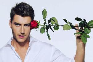 Алексей Воробьев больше не страдает: актер показал, с кем просыпается по утрам