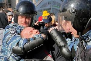 В Москве задержаны более 800 участников митинга, "паковали" даже несовершеннолетних. Кадры с места событий