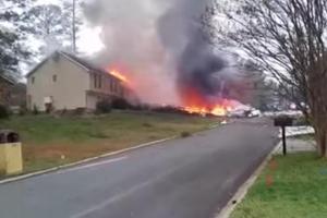 Появилось первое видео с места падения самолета на жилой дом в США