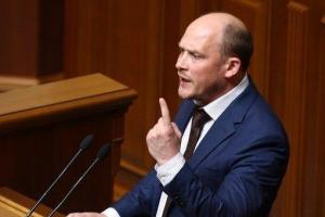 В Кременчуге нардеп Каплин пробил шины львовской фуры с мусором