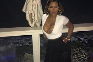 Теледиву Санди Картер поклонники раскритиковали за слишком откровенный наряд