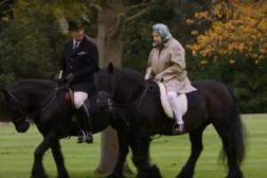 В Сеть попало видео конной прогулки Елизаветы II: королева прокатилась на пони