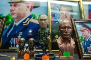 В оккупированной Горловке упал спрос на "сувенирных" Путина и Захарченко