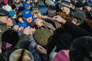 В российском городе Киров жители устроили давку за бесплатными подарками от ЛДПР