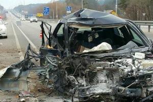 Жуткая авария на Житомирской трассе под Киевом: "Mercedes" смяло после удара об столб