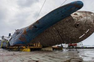 В Южной Корее подняли со дна паром, затонувший с пассажирами в 2013 году