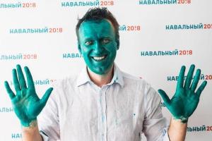 Навального в Барнауле ждал "теплый" прием: политика облили зеленкой