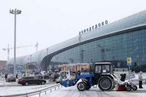 В московском аэропорту Домодедово пожарная машина сбила 9 человек: есть погибшие