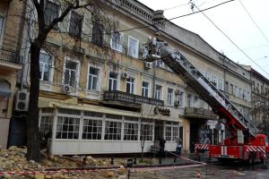 В Одессе произошло обрушение карниза на верхнем этаже жилого дома. Опубликованы фото