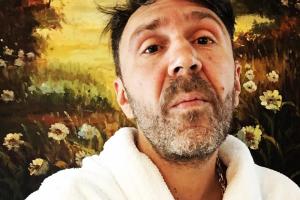 Музыкант Сергей Шнуров скромно поздравил женщин с 8 Марта