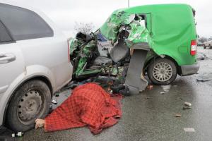 Под Киевом "Volkswagen" вылетел на "встречку" и столкнулся с грузовиком. Появились жуткие кадры с места ДТП