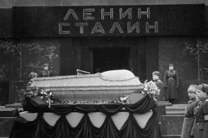 В сети опубликовали уникальную записью похорон Сталина