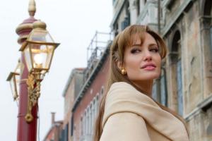 Папарацци "застукали" Анджелину Джоли в компании с таинственным мужчиной