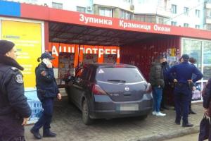 В Одессе автомобиль "Nissan" въехал в остановку с людьми: есть пострадавшие