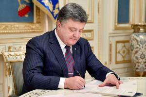 Порошенко подписал закон, упрощающий регистрацию внутренних переселенцев