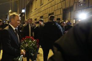 В Санкт-Петербурге Путин возложил цветы у станции метро, где произошел взрыв
