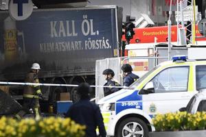 Премьер Швеции назвал наезд грузовика на людей терактом