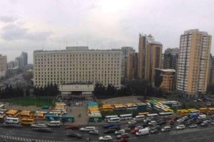 В столице водители маршрутных такси блокируют здание Киевской обладминистрации
