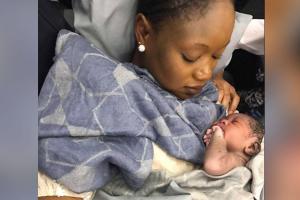 Стюардессам "Turkish Airlines" во время полета пришлось принять роды у пассажирки "Boeing"