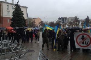 В Днепре общественные активисты пытаются взять штурмом мэрию