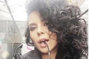 Певица Настя Каменских показала поклонникам, как отдыхает с мамой в Барселоне