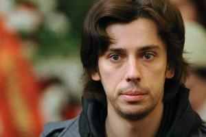 Юморист Максим Галкин учит подросшего сына водить автомобиль