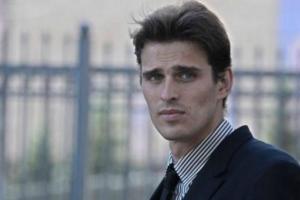 Актер Василий Степанов выпал из окна московской квартиры на 5 этаже