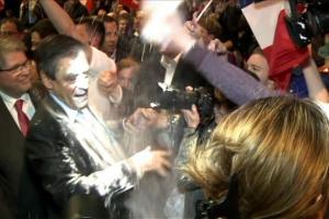 В Страсбурге Фийона ждала "теплая встреча": политика обсыпали мукой