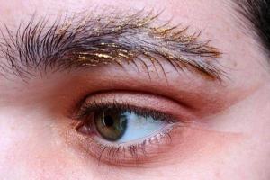 В Сети разгорелись жаркие споры: люди обсуждают новый тренд "брови-перья"