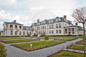 В СМИ появились снимки особняка, в котором живет сбежавший украинский олигарх Курченко