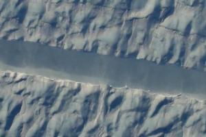 В крупном леднике Гренландии ученые обнаружили новую трещину