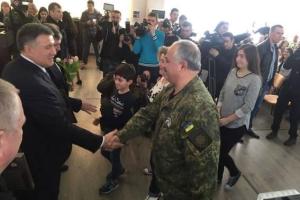 На Луганщине глава МВД вручил сотрудникам полиции сертификаты и ключи от служебных квартир