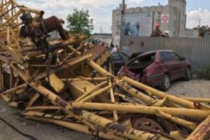 Во Львове упавший башенный кран смял два легковых автомобиля
