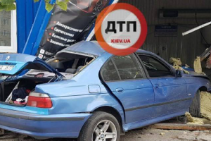 В Киеве пьяный водитель на "BMW" снес автомойку и убил человека