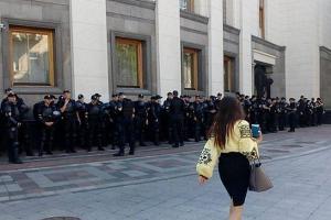 На митинге возле ВР отмечено очередное нарушение со стороны полицейских - Штаб блокады