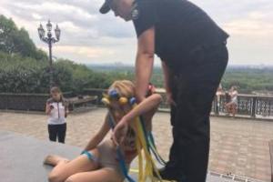 В Киеве обнаженная активистка Femen взобралась на памятник князю Владимиру 