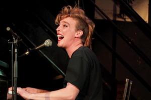 Смерть на сцене: во время концерта погибла французская певица Барбара Велденс