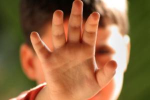 В Харьковской области 2-летняя девочка из-за недосмотра отца потеряла два пальца на руке