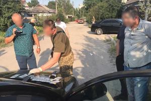 В Днепре офицера полиции задержали на взятке и с пакетом прекурсоров