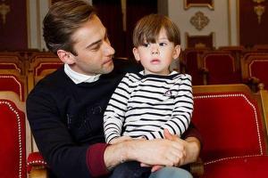 Телеведущий Дмитрий Шепелев с сыном отдыхает у моря