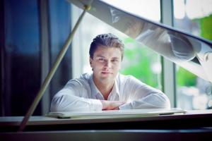 Пианист Евгений Хмара ко Дню Независимости Украины подарил поклонникам новую композицию 